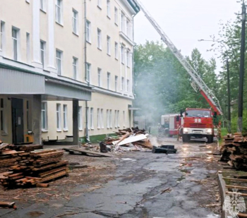Пожар во время ремонта: в Архангельске отстояли от огня здание больницы